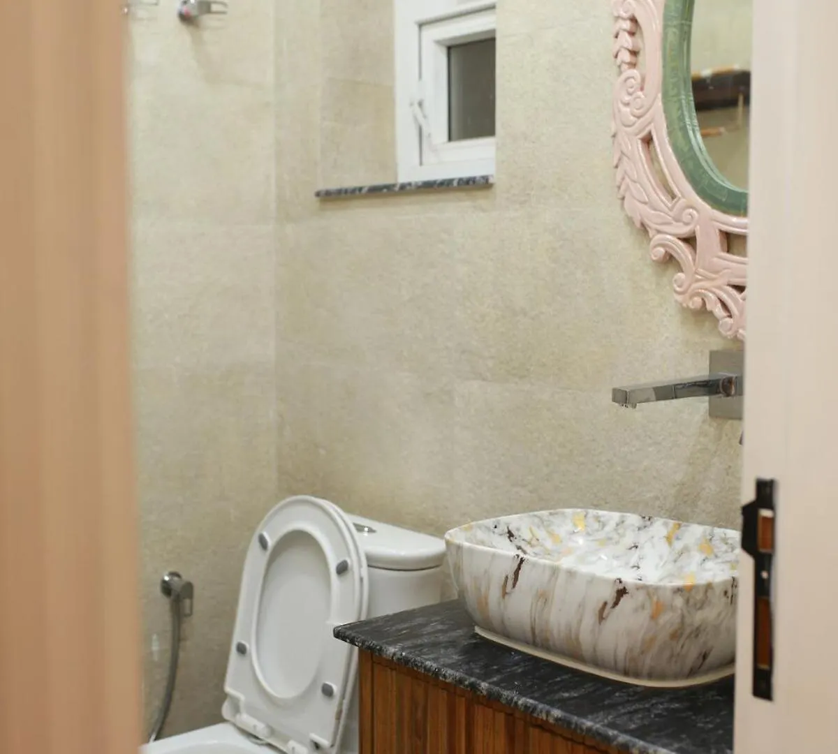 Stylish 1BHK, Dwarka I Yashobhoomi I Delhi Airport Apartment New Delhi